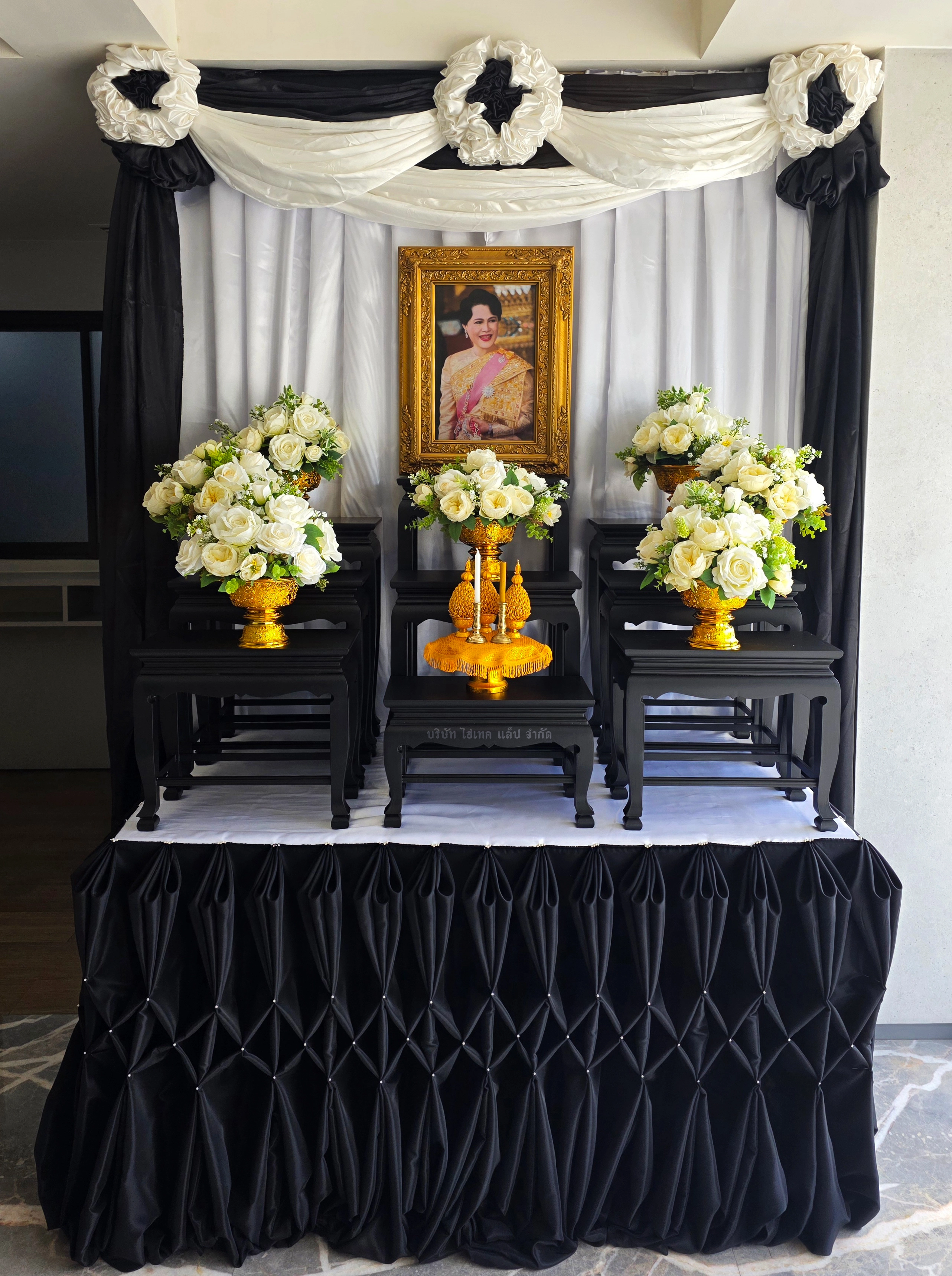 โต๊ะหมู่บูชาถวายราชสักการะ แด่สมเด็จพระนางเจ้าสิริกิติ์ พระบรมราชินีนาถ พระบรมราชชนนีพันปีหลวง